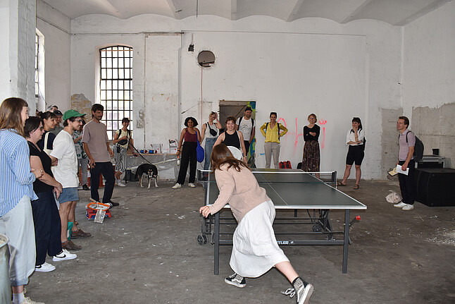 Kollektiv Kaorle - ein Lido für Ottakring: Menschen in einem Innenraum spielen Tischtennis
