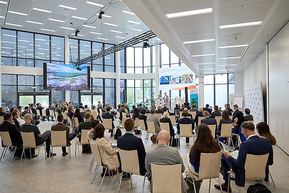Personen sitzen im Konferenzsaal bei einem Vortrag