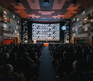 Leinwand des Gartenbau Kino mit Aufschrift Forward Festival und vollem Kinosaal