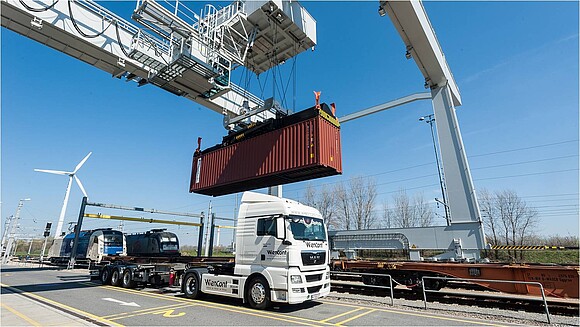 Containerbeladung auf Lastwagen .