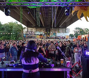 DJ vor Publikum unter Praterbrücke