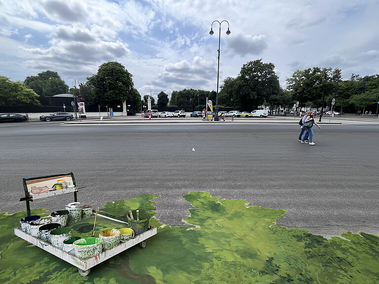 Stadtraum mit gemalter Kulisse im Vordergrund