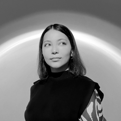 Portrait einer jungen Frau mit dunklen langen Haaren