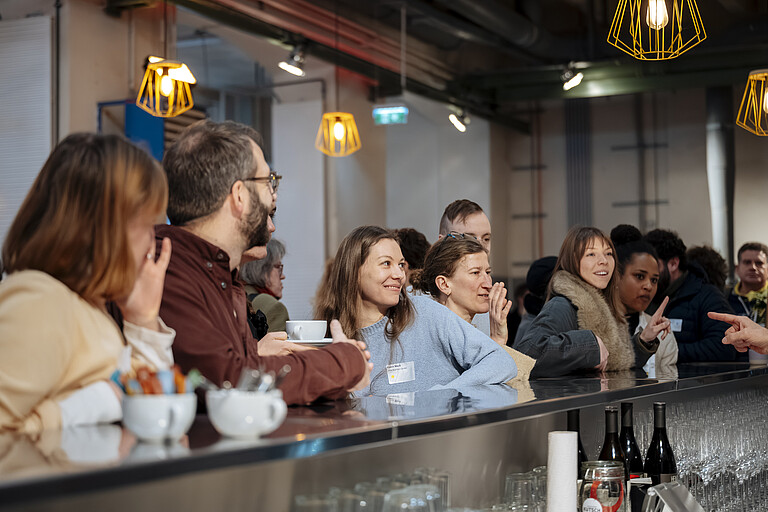 Personen bestellen sich etwas an der Bar