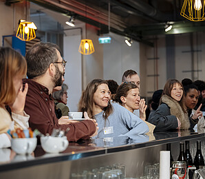Personen bestellen sich etwas an der Bar