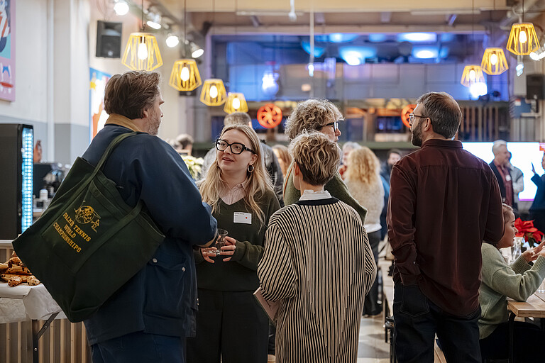 Personen beim Networking bei einer Veranstaltung in der Markterei