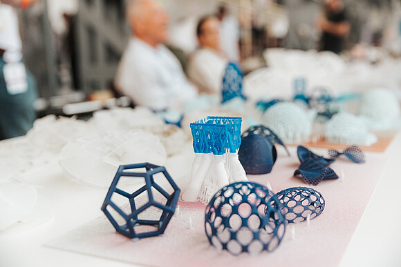 Formen aus dem 3D-Drucker unterschiedliche Blautöne auf weißer Oberfläche