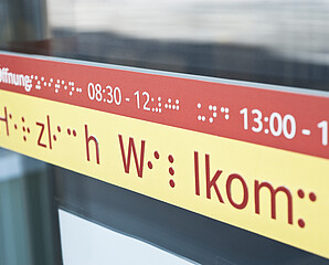 Barrierefreiheit Herzlich Willkommen Schild