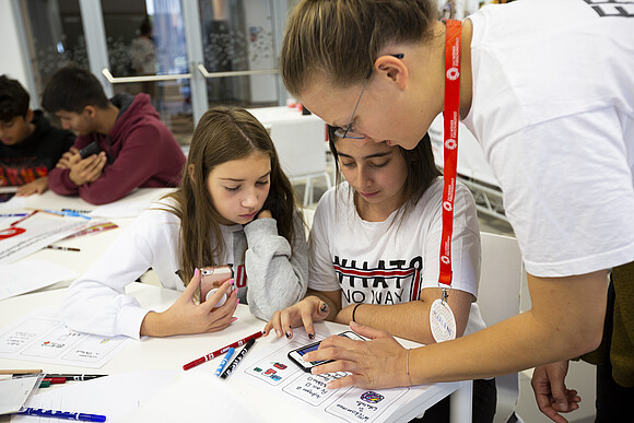 Zwei Mädchen lernen mit Hilfe von Smartphone_Forschungsfest-Sonnwendviertel