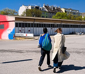 Zwei Personen gehen auf das Areal des Nordwestbahnhof