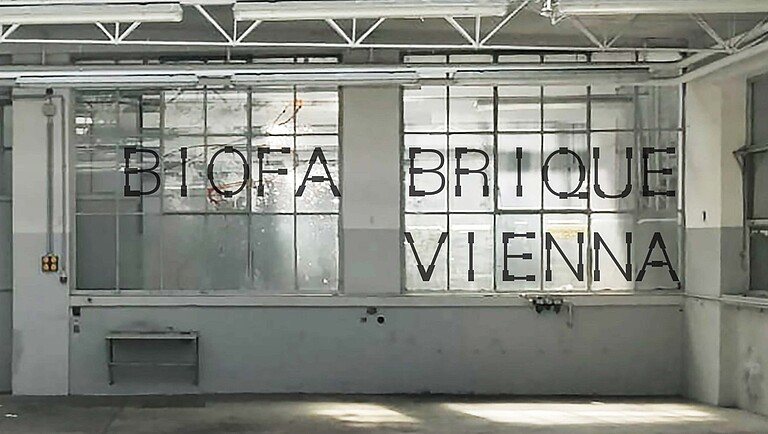 Showcase_Wiener_Farben_VDW_2025 Biofabrique Vienna Logo auf Fenster im Ausstellungsraum platziert