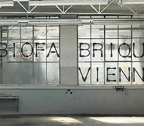 Biofabrique Vienna Logo auf Fenster im Ausstellungsraum platziert
