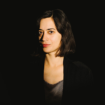 Portrait einer Künstlerin mit schwarzem Hintergrund