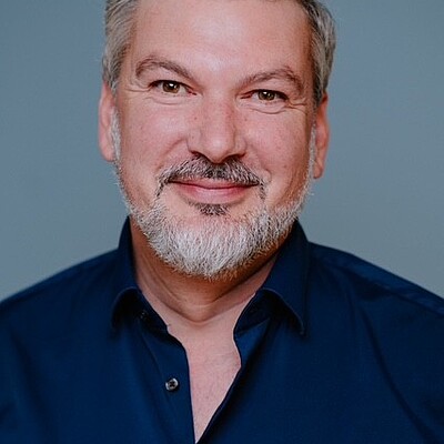 Portrait von Mann mit Bart und grauen Haaren