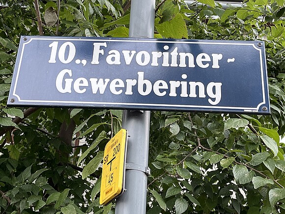 Straßenschild Favoritner Gewerbering