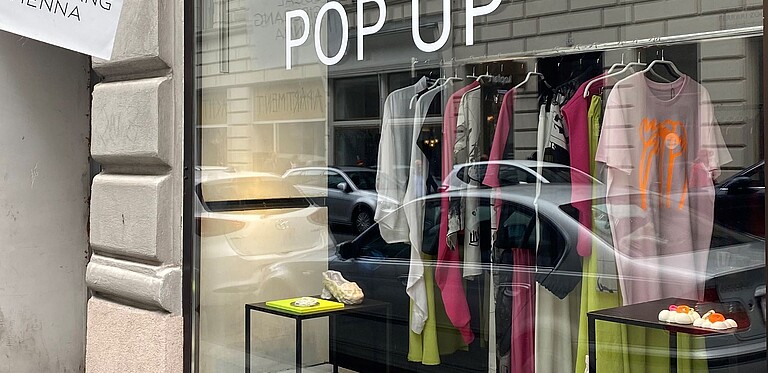 Außenansicht des PopUp Shops, Auslage mit Kleidung