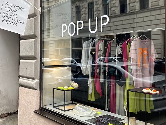 Außenansicht des PopUp Shops, Auslage mit Kleidung