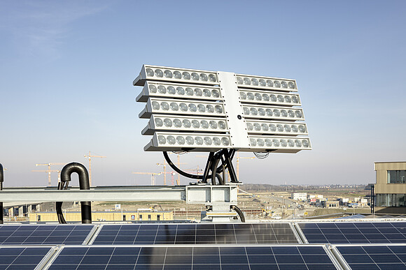 Photovoltaik Dach TZ3 mit Kränen im Hintergrund