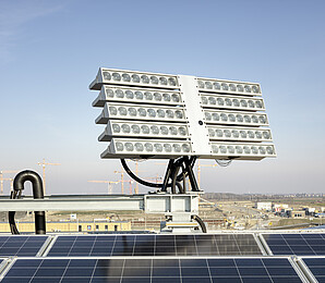 Photovoltaik Dach TZ3 mit Kränen im Hintergrund