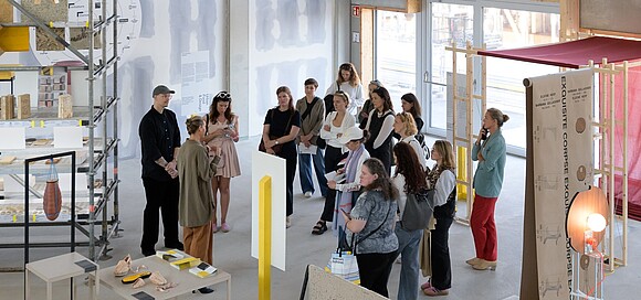 Tour Biofabrique Vienna: Wiener Farben Gruppe an Personen die durch eine Ausstellung geführt werden