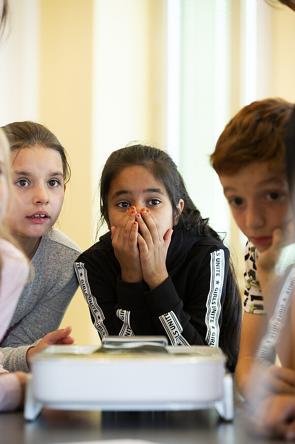 Drei Kinder mit konzentrierten Blick