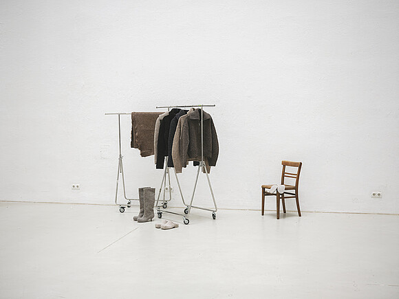 Lore_Erda_Alpine Wollprodukte an einem Kleiderständer präsentiert