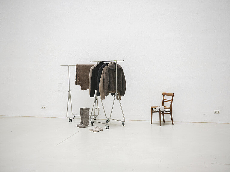 Lore_Erda_Alpine Wollprodukte an einem Kleiderständer präsentiert