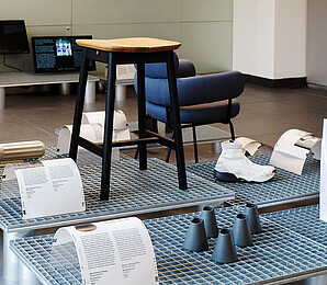 Österreichisches Design, Hocker, Keramikobjekt und Schuh im Vordergrund