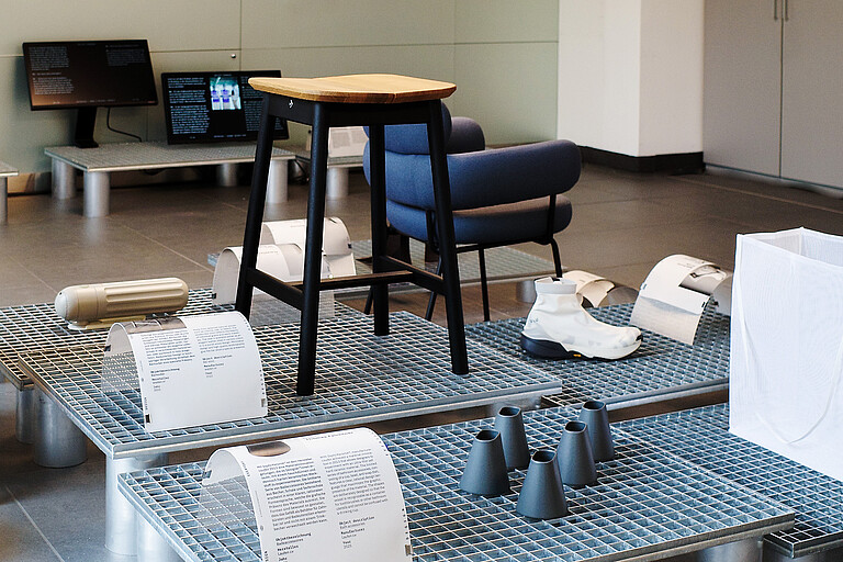 Österreichisches Design, Hocker, Keramikobjekt und Schuh im Vordergrund