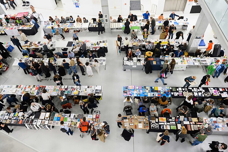 Vienna Art Book Fair #2 2023 Ansicht von Messebesucher*innen