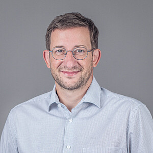 Porträt von Thomas Berndt, ein Mann mit kurzen Braunen Haaren und Brille