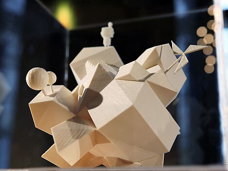 Kunstobjekt aus beigem Kunststoff