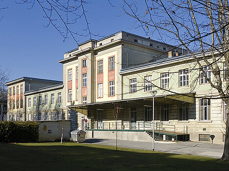 Semmelweisklinik: Das Gebäude der Semmelweisklinik von außen. 