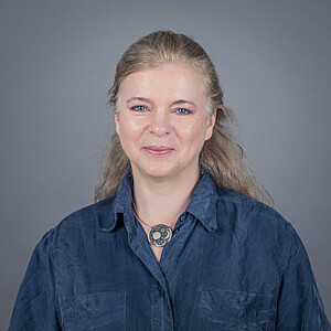 Porträt von Christine Schönwälder, eine Frau mit blonden Haaren und dunkelblauer Bluse