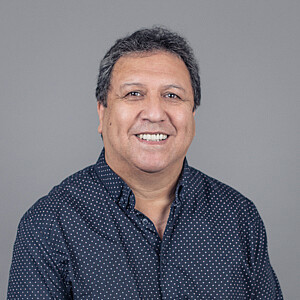 Portrait von Eduardo Gomez, ein Mann im dunkelblauen Hemd