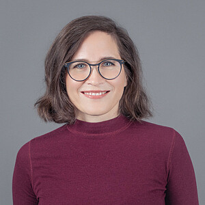 Kristina Wrohlich, eine Frau mit dunklen Haaren und Brille