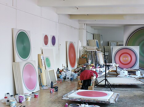 Kunstgalerie mit Bildern, die Kreise in unterschiedlichen Farben zeigen. 