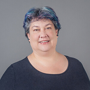 Portrait von Claudia Kratochvil, eine Frau mit kurzen Haaren