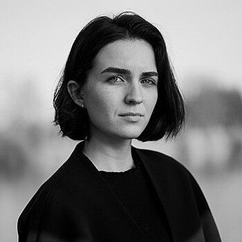 Content Vienna-Gewinnerin 2023: Porträt von Lisa-Marie Weidl, ein Schwarz-Weiß-Porträt von einer Frau mit dunklen Haaren