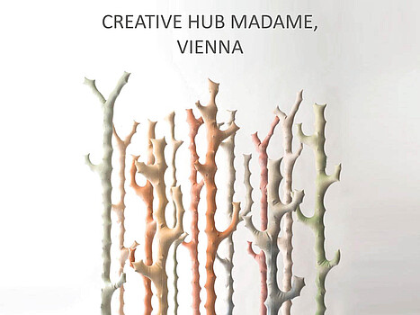 Creative Hub Madame Vienna: Ein Plakat mit abstrakten Bäumen in grün, gelb, rot und blau.