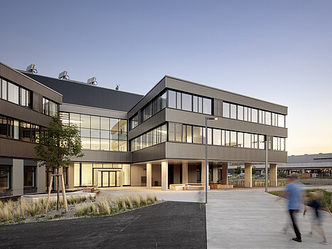 Technologiezentrum Seestadt Außenansicht bei Dämmerung