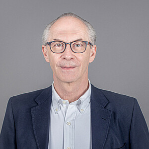 Portrait von Martin Pahr, ein Mann mit runder Brille