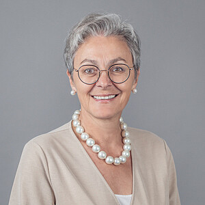 Portrait von Petra Lomosits, eine Frau mit kurzen Haaren und Brille