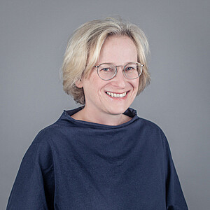 Portrait von Manuela Schein, eine Frau mit kurzen blonden Haaren