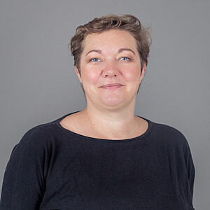 Porträt von Alexandra Stollreiter, eine Frau mit kurzen, brünetten Haaren